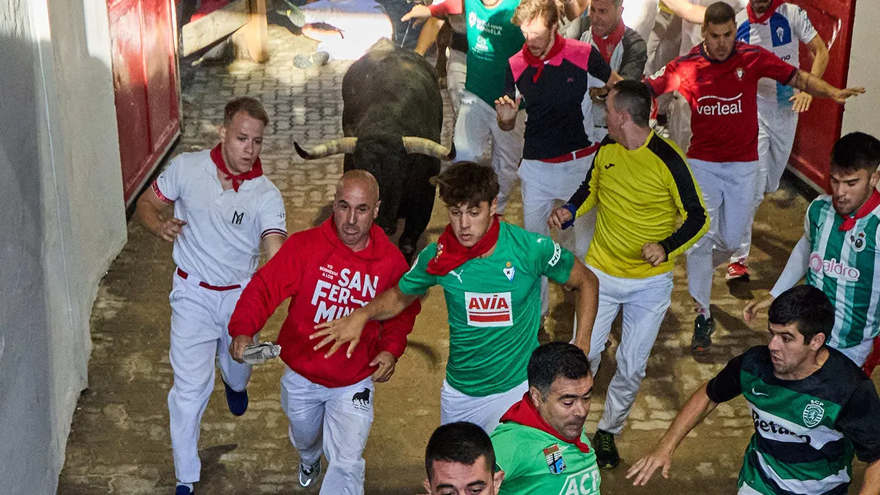 Séptimo encierro de San Fermín 2025 con toros de la ganadería de La Palmosilla en el tramo del callejón y la entrada a la Plaza de Toros. IÑIGO ALZUGARAY