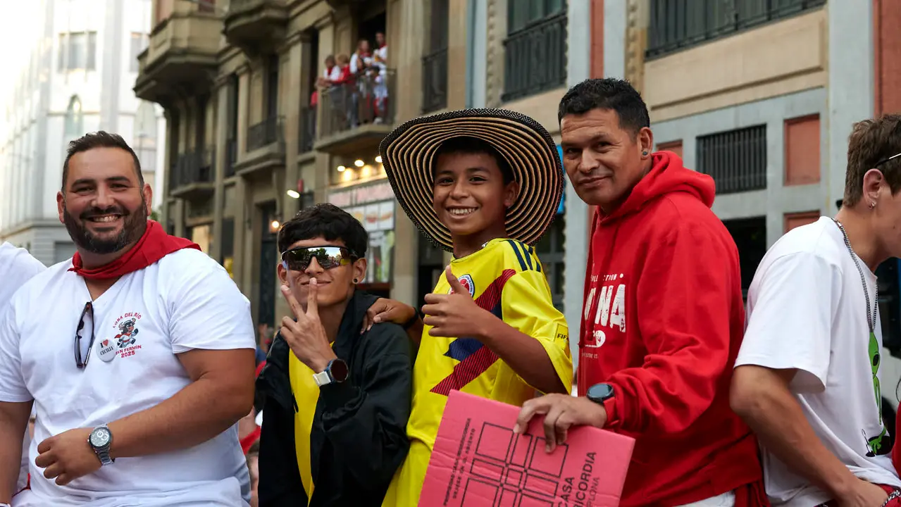 Ambiente en el séptimo encierro de San Fermín 2025. IRANZU LARRASOAÑA