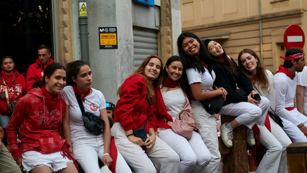 Ambiente en el séptimo encierro de San Fermín 2025. IRANZU LARRASOAÑA