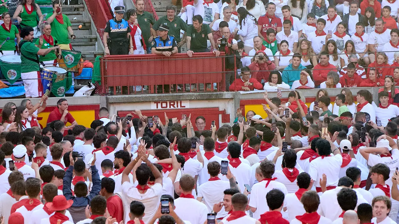 Suelta de vaquillas en la Plaza de Toros de Pamplona tras el séptimo encierro de San Fermín 2025 con toros de la ganadería de La Palmosilla. IÑIGO ALZUGARAY