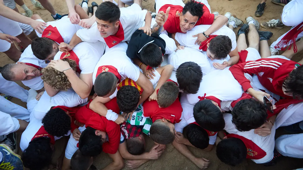 Suelta de vaquillas en la Plaza de Toros de Pamplona tras el séptimo encierro de San Fermín 2025 con toros de la ganadería de La Palmosilla. IÑIGO ALZUGARAY