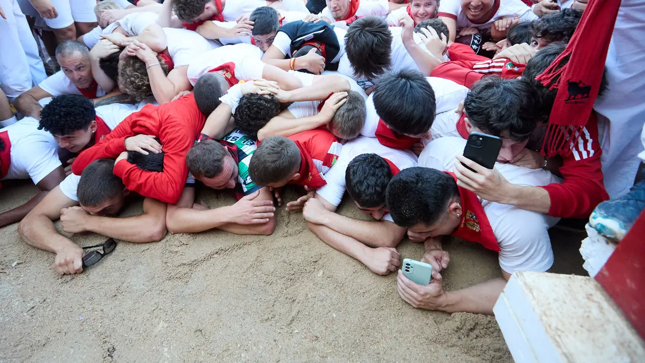Suelta de vaquillas en la Plaza de Toros de Pamplona tras el séptimo encierro de San Fermín 2025 con toros de la ganadería de La Palmosilla. IÑIGO ALZUGARAY