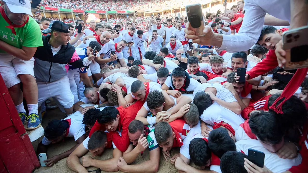 Suelta de vaquillas en la Plaza de Toros de Pamplona tras el séptimo encierro de San Fermín 2025 con toros de la ganadería de La Palmosilla. IÑIGO ALZUGARAY