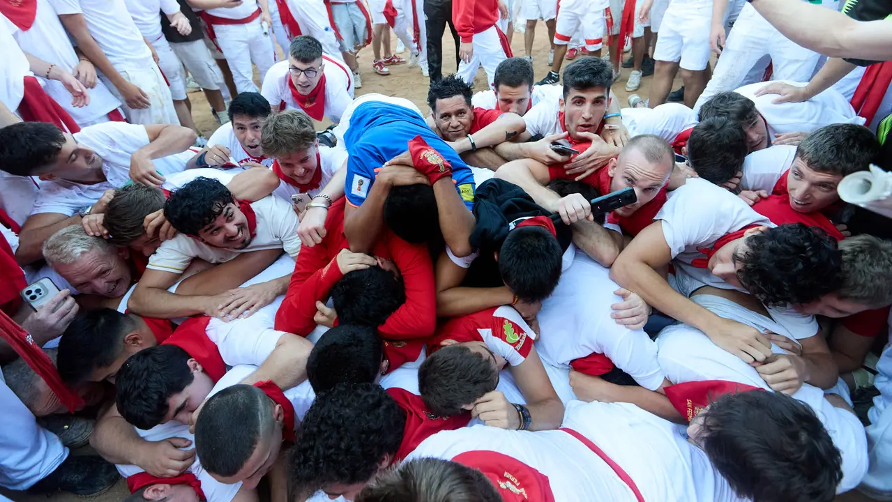 Suelta de vaquillas en la Plaza de Toros de Pamplona tras el séptimo encierro de San Fermín 2025 con toros de la ganadería de La Palmosilla. IÑIGO ALZUGARAY
