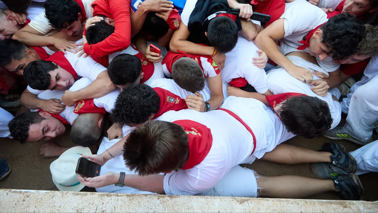 Suelta de vaquillas en la Plaza de Toros de Pamplona tras el séptimo encierro de San Fermín 2025 con toros de la ganadería de La Palmosilla. IÑIGO ALZUGARAY