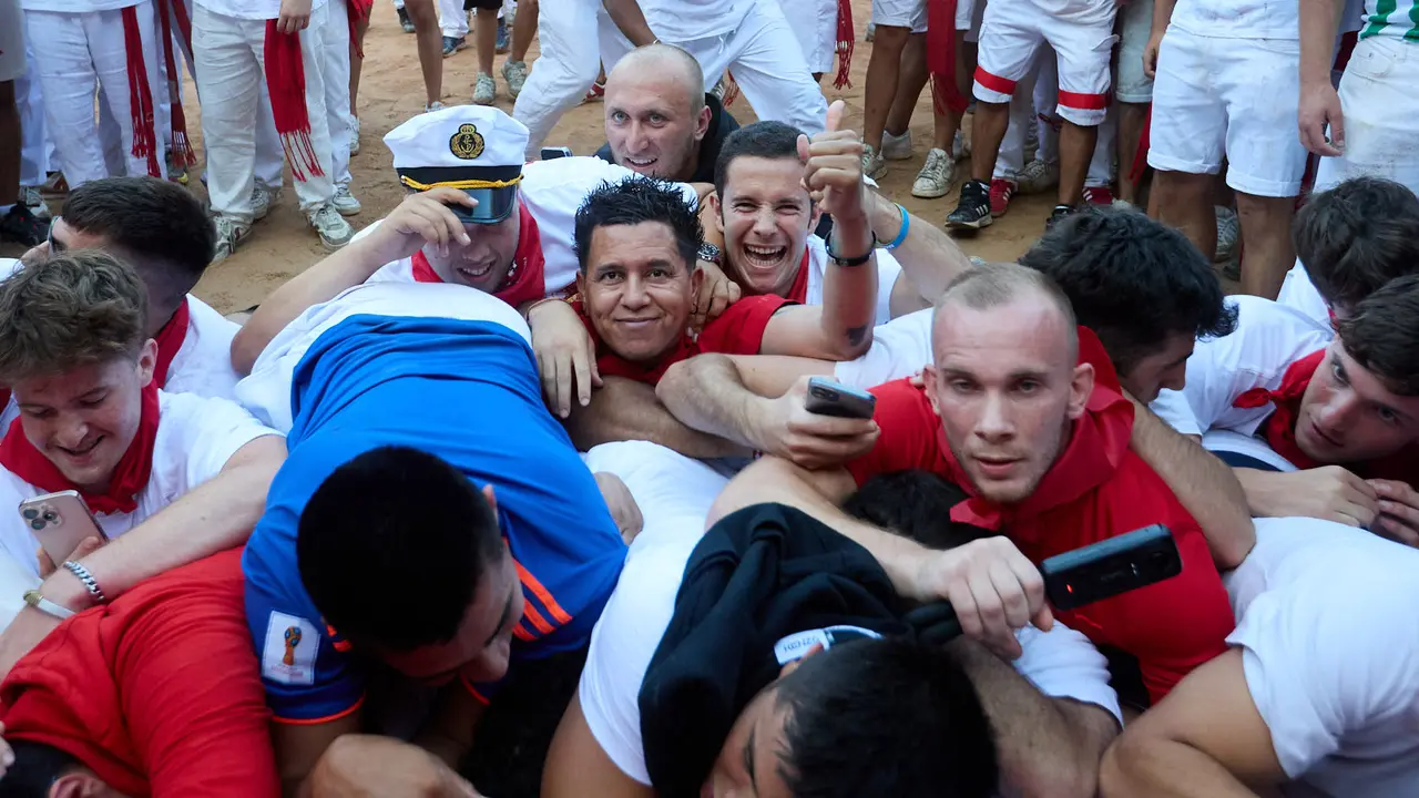 Suelta de vaquillas en la Plaza de Toros de Pamplona tras el séptimo encierro de San Fermín 2025 con toros de la ganadería de La Palmosilla. IÑIGO ALZUGARAY