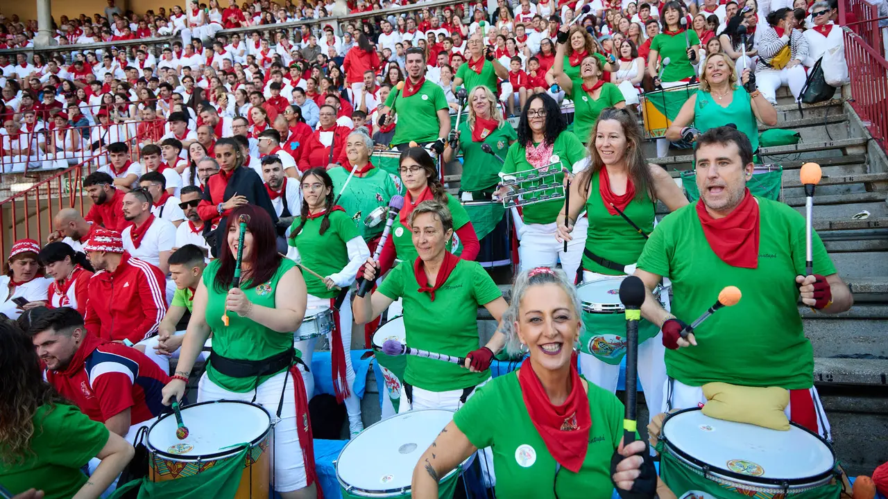 Suelta de vaquillas en la Plaza de Toros de Pamplona tras el séptimo encierro de San Fermín 2025 con toros de la ganadería de La Palmosilla. IÑIGO ALZUGARAY