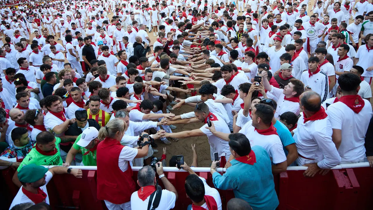 Suelta de vaquillas en la Plaza de Toros de Pamplona tras el séptimo encierro de San Fermín 2025 con toros de la ganadería de La Palmosilla. IÑIGO ALZUGARAY