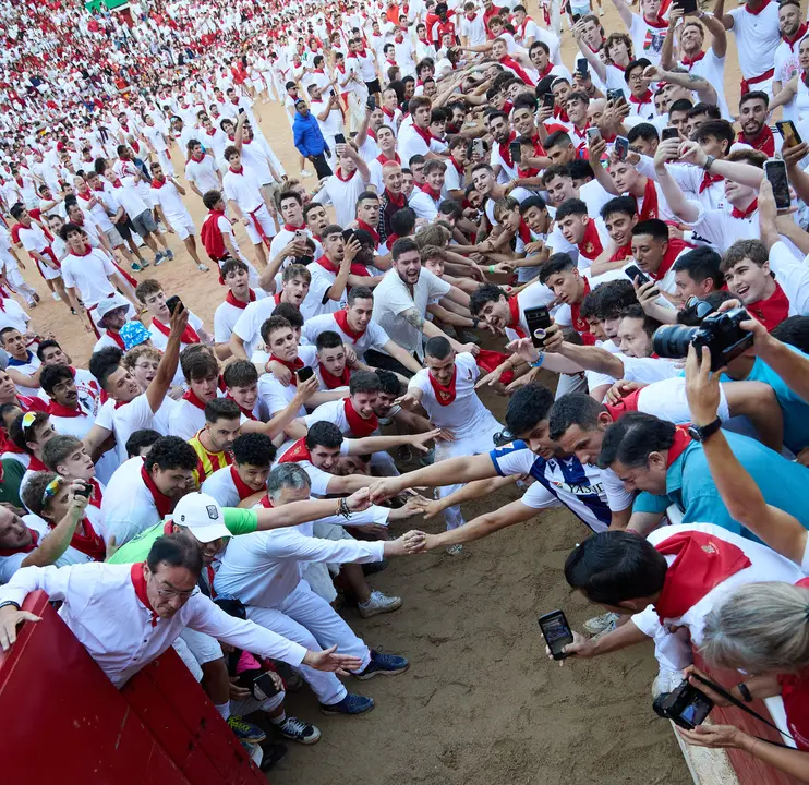 Suelta de vaquillas en la Plaza de Toros de Pamplona tras el séptimo encierro de San Fermín 2025 con toros de la ganadería de La Palmosilla. IÑIGO ALZUGARAY