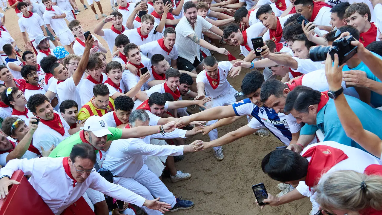 Suelta de vaquillas en la Plaza de Toros de Pamplona tras el séptimo encierro de San Fermín 2025 con toros de la ganadería de La Palmosilla. IÑIGO ALZUGARAY