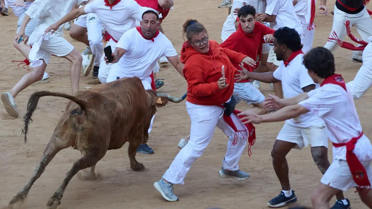 Suelta de vaquillas en la Plaza de Toros de Pamplona tras el séptimo encierro de San Fermín 2025 con toros de la ganadería de La Palmosilla. IÑIGO ALZUGARAY