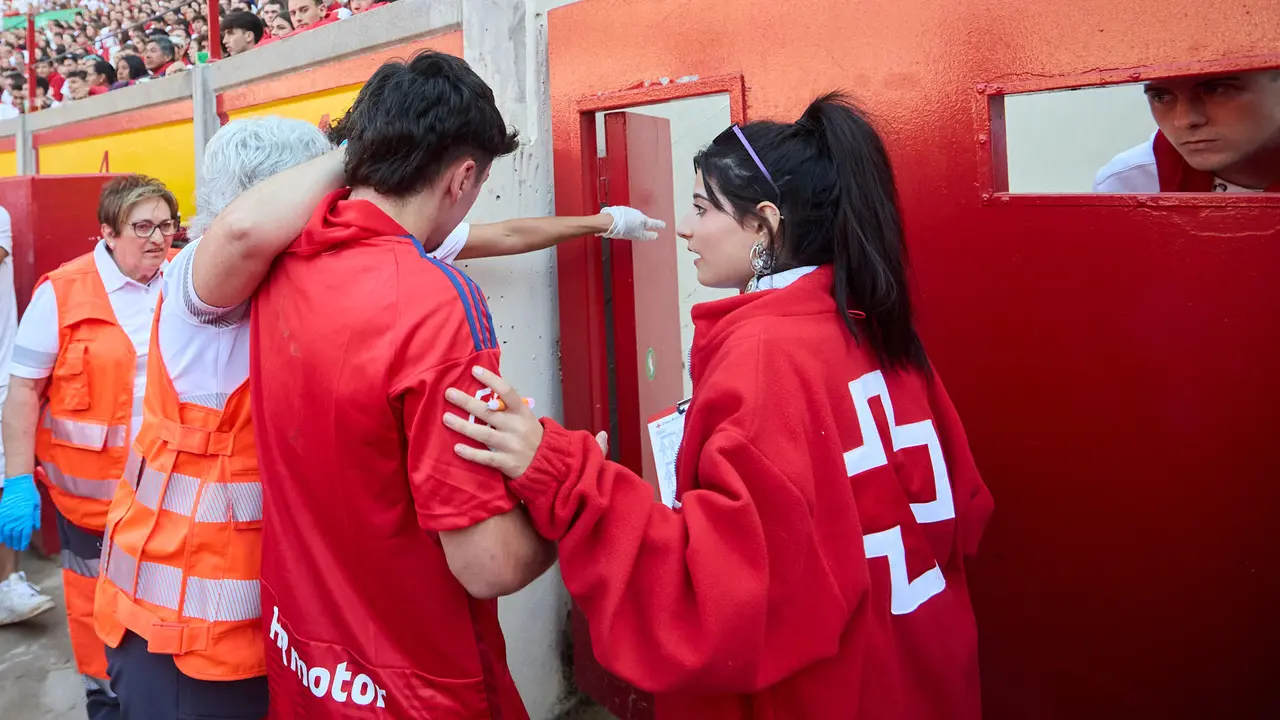 Suelta de vaquillas en la Plaza de Toros de Pamplona tras el séptimo encierro de San Fermín 2025 con toros de la ganadería de La Palmosilla. IÑIGO ALZUGARAY
