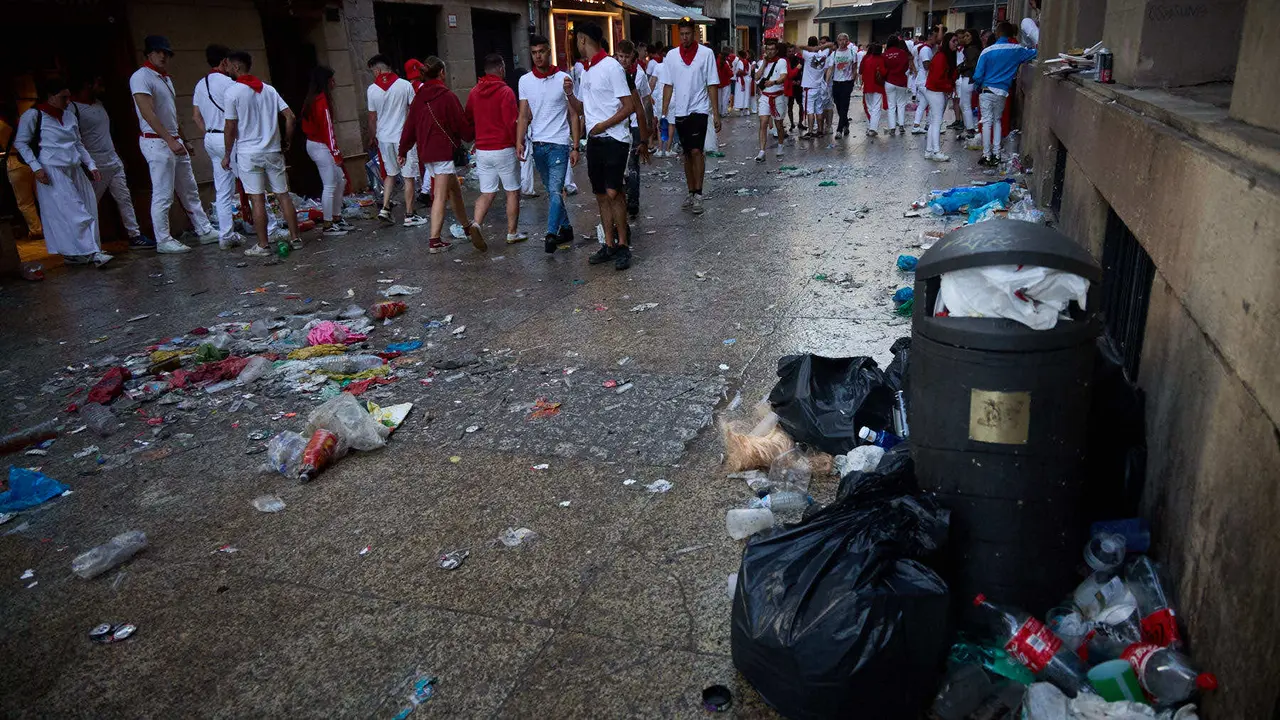 Cansancio y suciedad en las calles de Pamplona tras la fiesta del sábado por la noche durante las fiestas de San Fermín 2025. IÑIGO ALZUGARAY