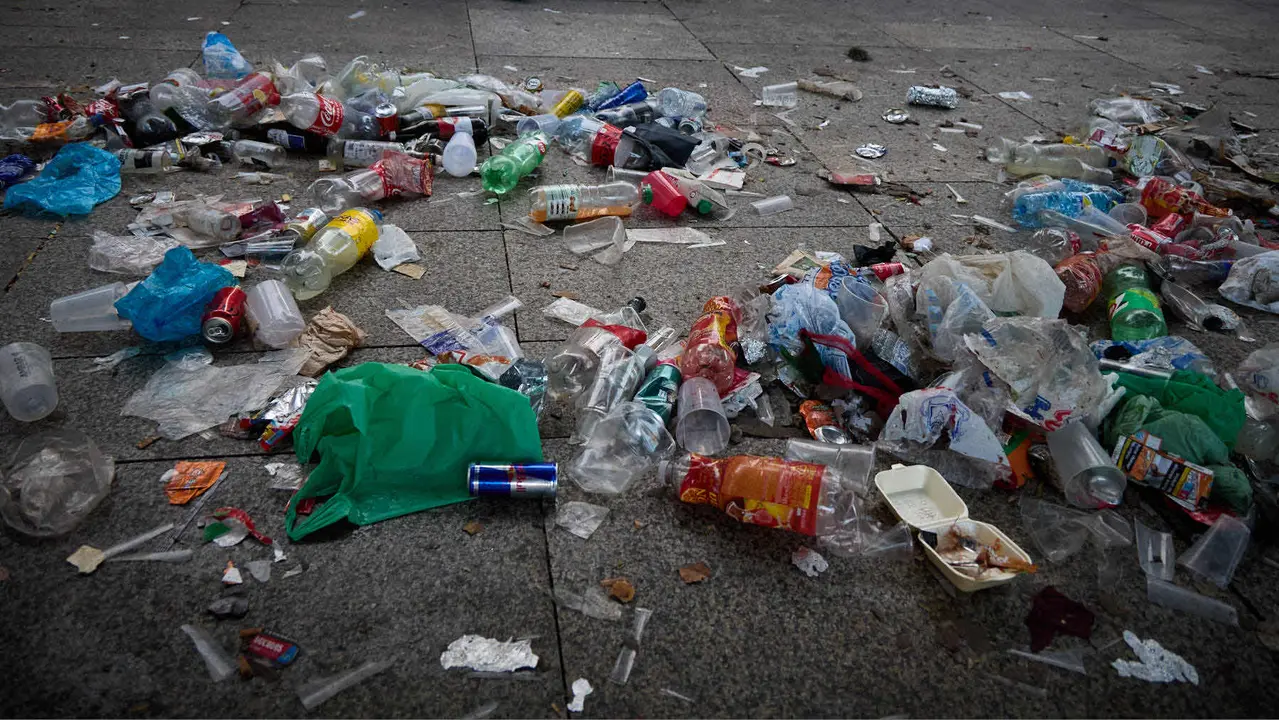 Cansancio y suciedad en las calles de Pamplona tras la fiesta del sábado por la noche durante las fiestas de San Fermín 2025. IÑIGO ALZUGARAY