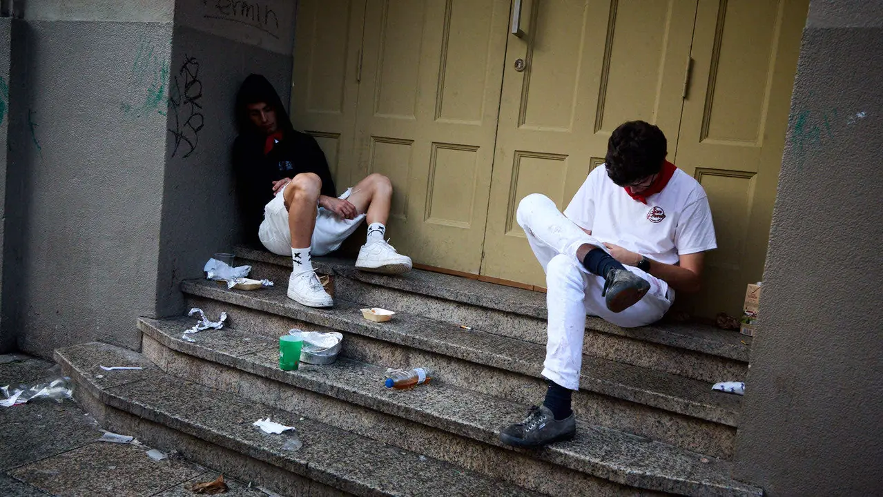 Cansancio y suciedad en las calles de Pamplona tras la fiesta del sábado por la noche durante las fiestas de San Fermín 2025. IÑIGO ALZUGARAY