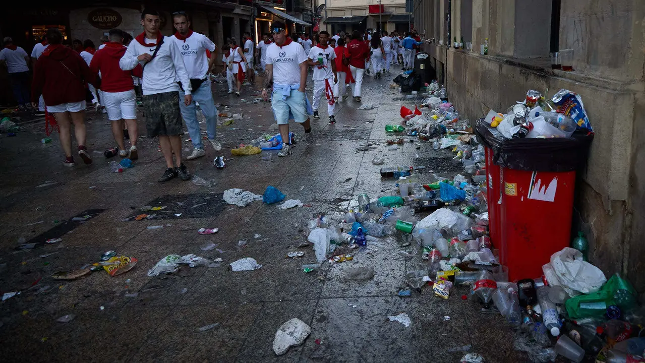 Cansancio y suciedad en las calles de Pamplona tras la fiesta del sábado por la noche durante las fiestas de San Fermín 2025. IÑIGO ALZUGARAY
