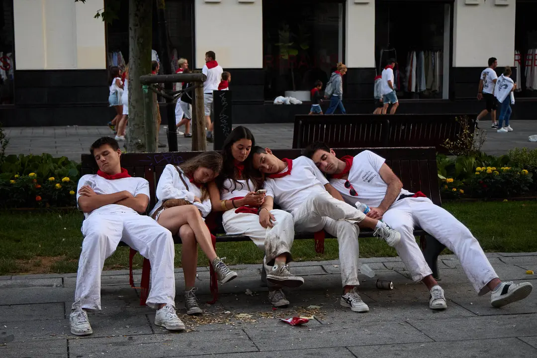 Cansancio y suciedad en las calles de Pamplona tras la fiesta del sábado por la noche durante las fiestas de San Fermín 2025. IÑIGO ALZUGARAY