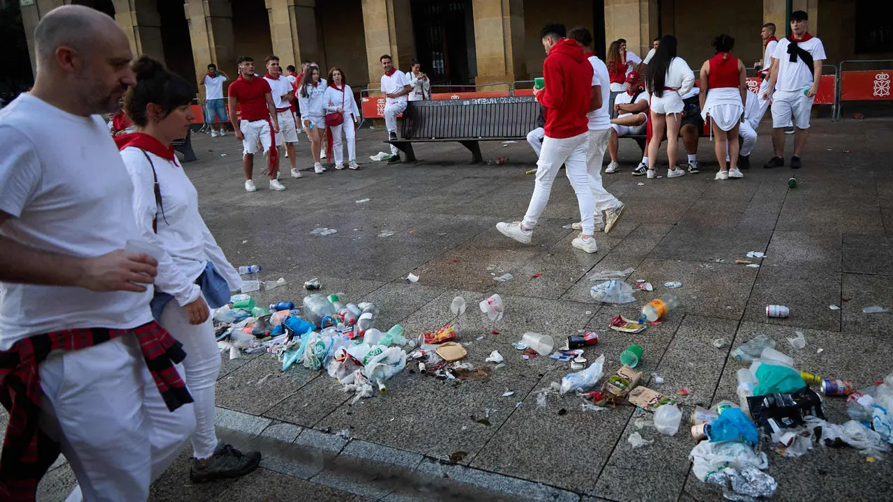 Cansancio y suciedad en las calles de Pamplona tras la fiesta del sábado por la noche durante las fiestas de San Fermín 2025. IÑIGO ALZUGARAY