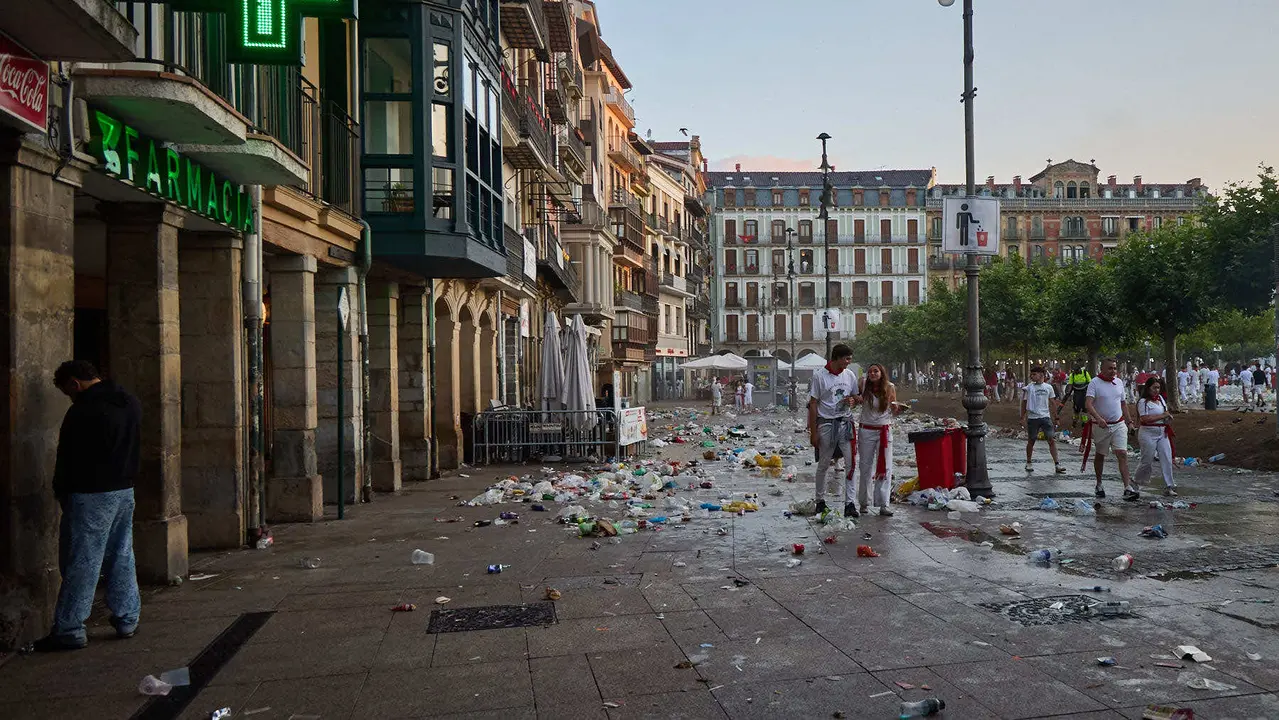 Cansancio y suciedad en las calles de Pamplona tras la fiesta del sábado por la noche durante las fiestas de San Fermín 2025. IÑIGO ALZUGARAY