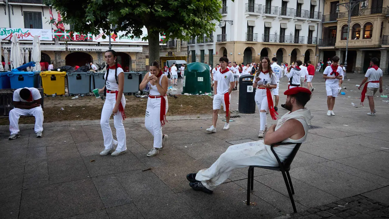 Cansancio y suciedad en las calles de Pamplona tras la fiesta del sábado por la noche durante las fiestas de San Fermín 2025. IÑIGO ALZUGARAY
