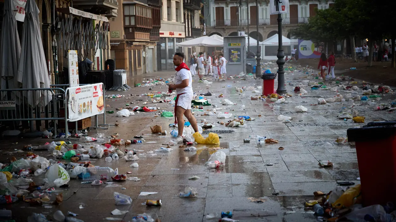 Cansancio y suciedad en las calles de Pamplona tras la fiesta del sábado por la noche durante las fiestas de San Fermín 2025. IÑIGO ALZUGARAY