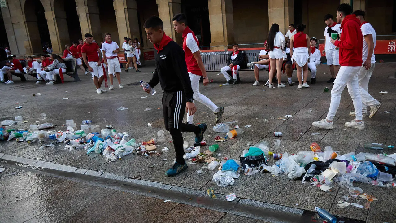 Cansancio y suciedad en las calles de Pamplona tras la fiesta del sábado por la noche durante las fiestas de San Fermín 2025. IÑIGO ALZUGARAY