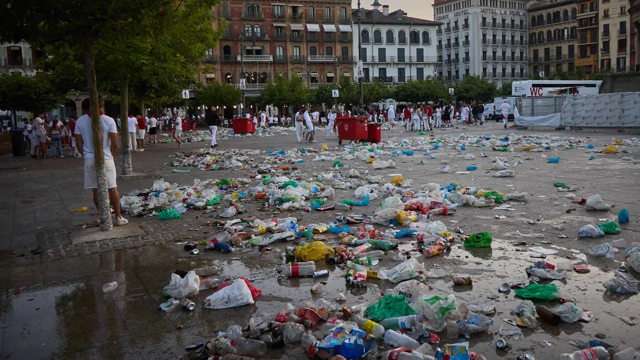 Cansancio y suciedad en las calles de Pamplona tras la fiesta del sábado por la noche durante las fiestas de San Fermín 2025. IÑIGO ALZUGARAY