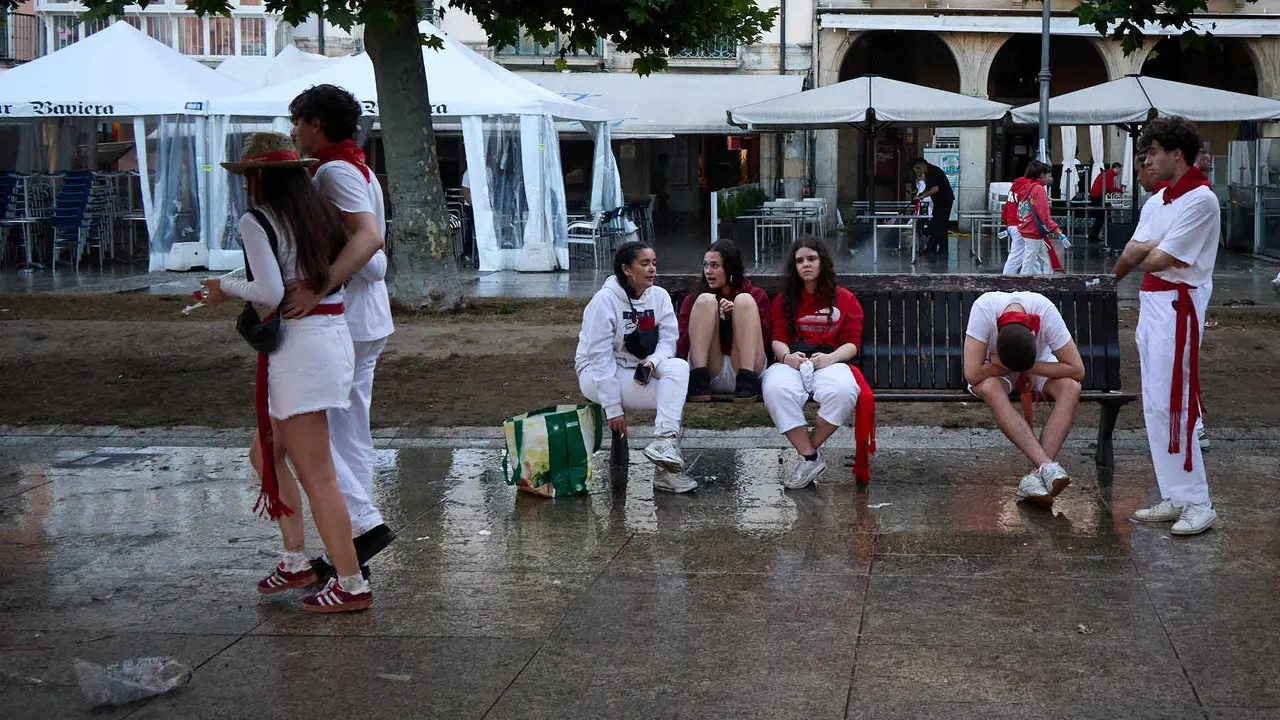 Cansancio y suciedad en las calles de Pamplona tras la fiesta del sábado por la noche durante las fiestas de San Fermín 2025. IÑIGO ALZUGARAY
