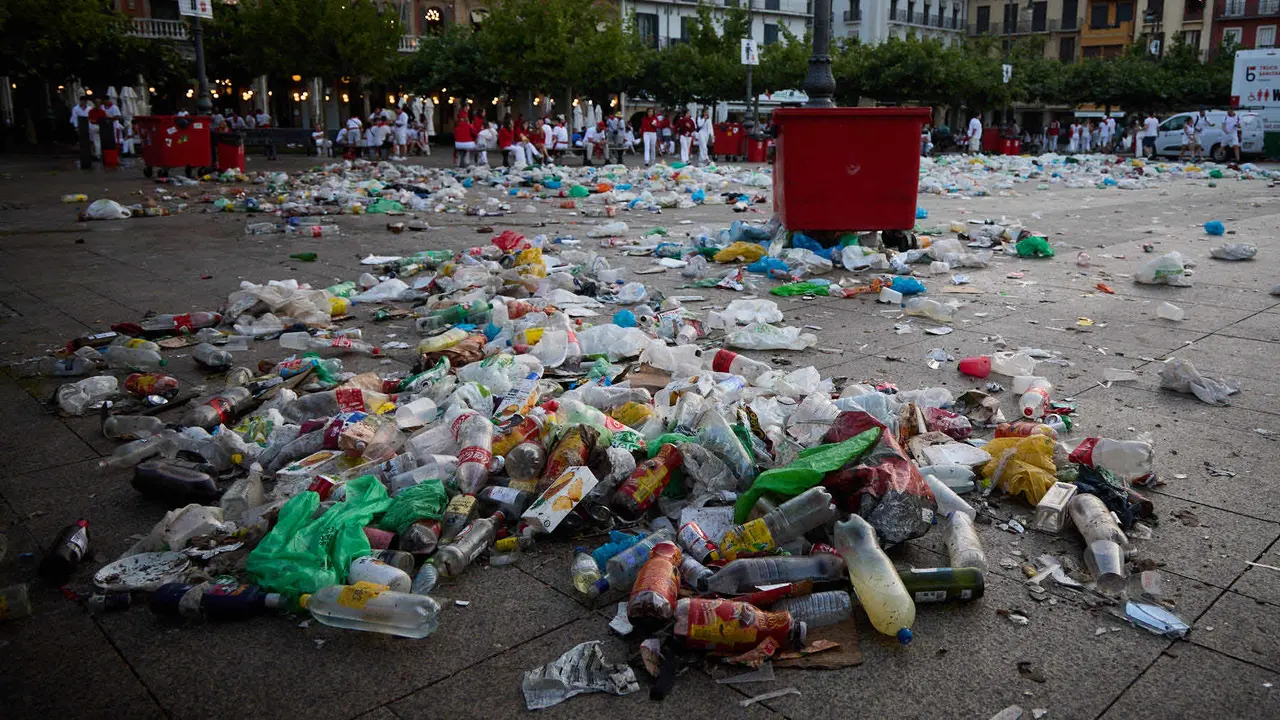 Cansancio y suciedad en las calles de Pamplona tras la fiesta del sábado por la noche durante las fiestas de San Fermín 2025. IÑIGO ALZUGARAY