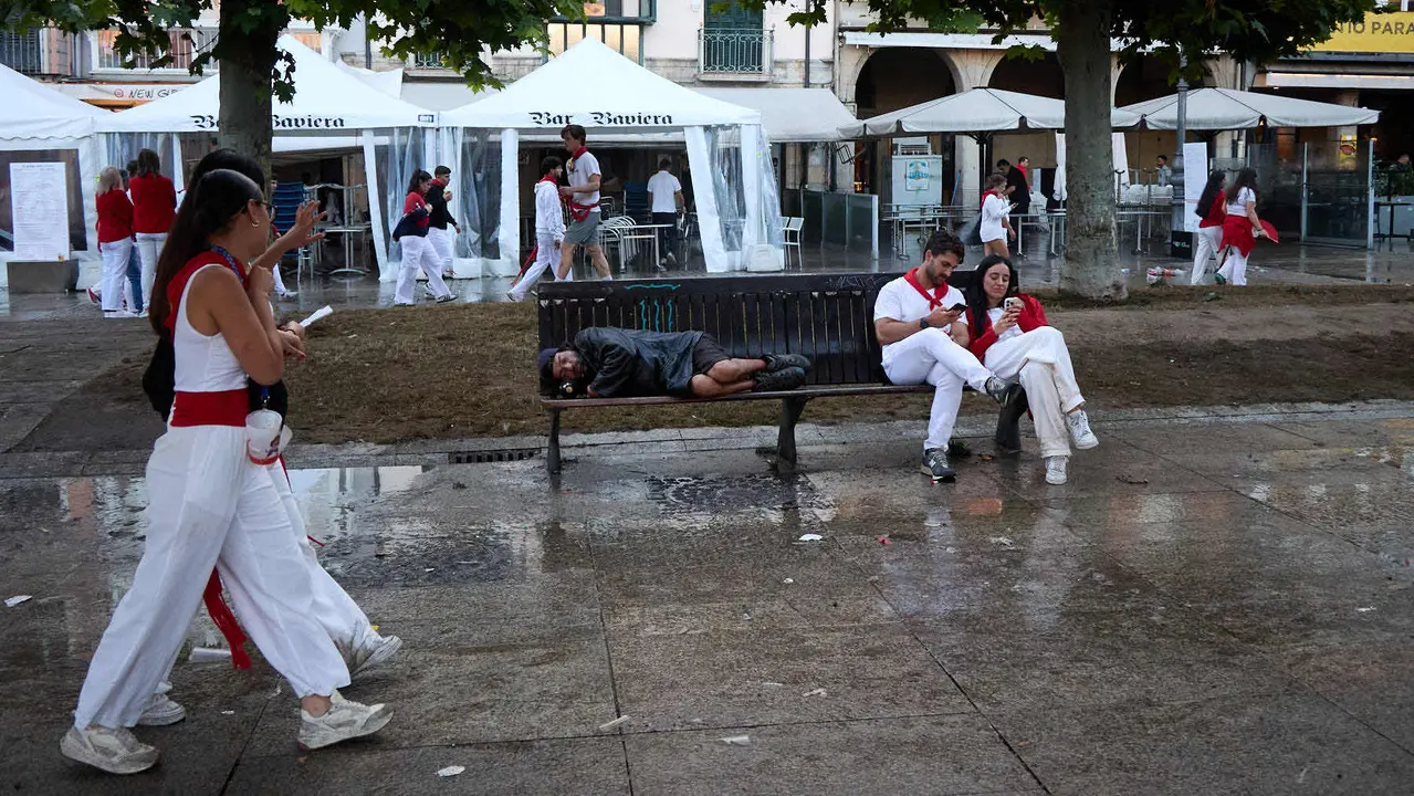 Cansancio y suciedad en las calles de Pamplona tras la fiesta del sábado por la noche durante las fiestas de San Fermín 2025. IÑIGO ALZUGARAY