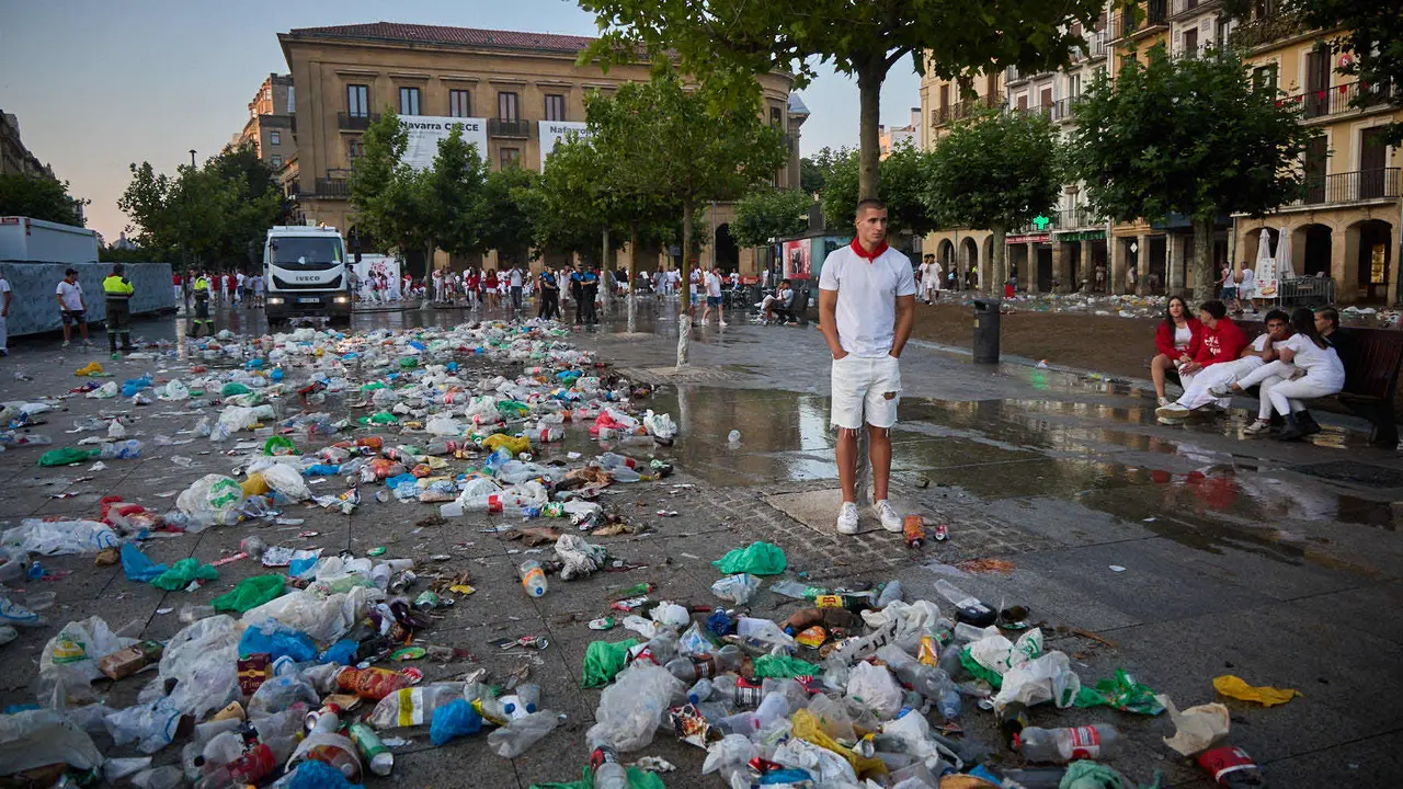 Cansancio y suciedad en las calles de Pamplona tras la fiesta del sábado por la noche durante las fiestas de San Fermín 2025. IÑIGO ALZUGARAY