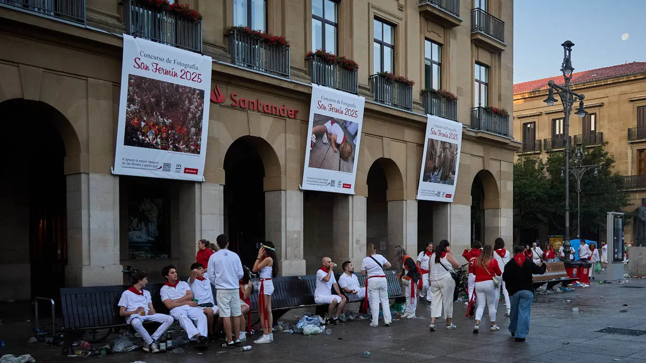 Cansancio y suciedad en las calles de Pamplona tras la fiesta del sábado por la noche durante las fiestas de San Fermín 2025. IÑIGO ALZUGARAY