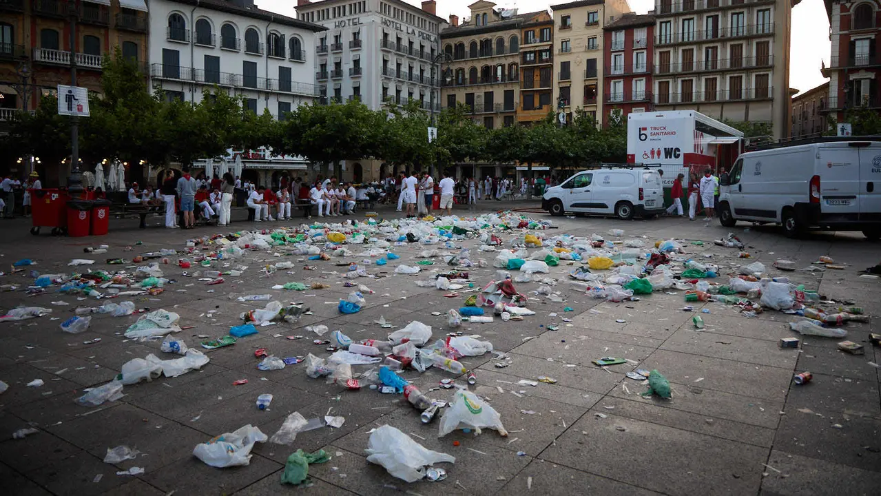 Cansancio y suciedad en las calles de Pamplona tras la fiesta del sábado por la noche durante las fiestas de San Fermín 2025. IÑIGO ALZUGARAY