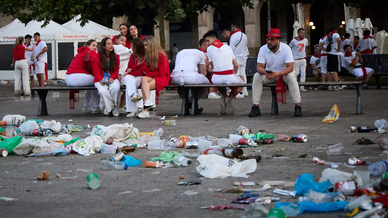 Cansancio y suciedad en las calles de Pamplona tras la fiesta del sábado por la noche durante las fiestas de San Fermín 2025. IÑIGO ALZUGARAY