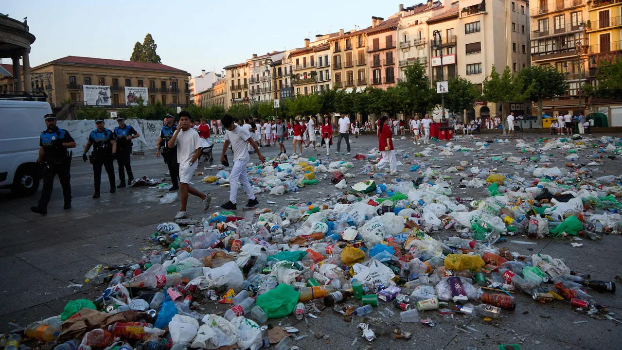 Cansancio y suciedad en las calles de Pamplona tras la fiesta del sábado por la noche durante las fiestas de San Fermín 2025. IÑIGO ALZUGARAY
