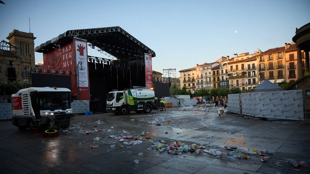 Cansancio y suciedad en las calles de Pamplona tras la fiesta del sábado por la noche durante las fiestas de San Fermín 2025. IÑIGO ALZUGARAY