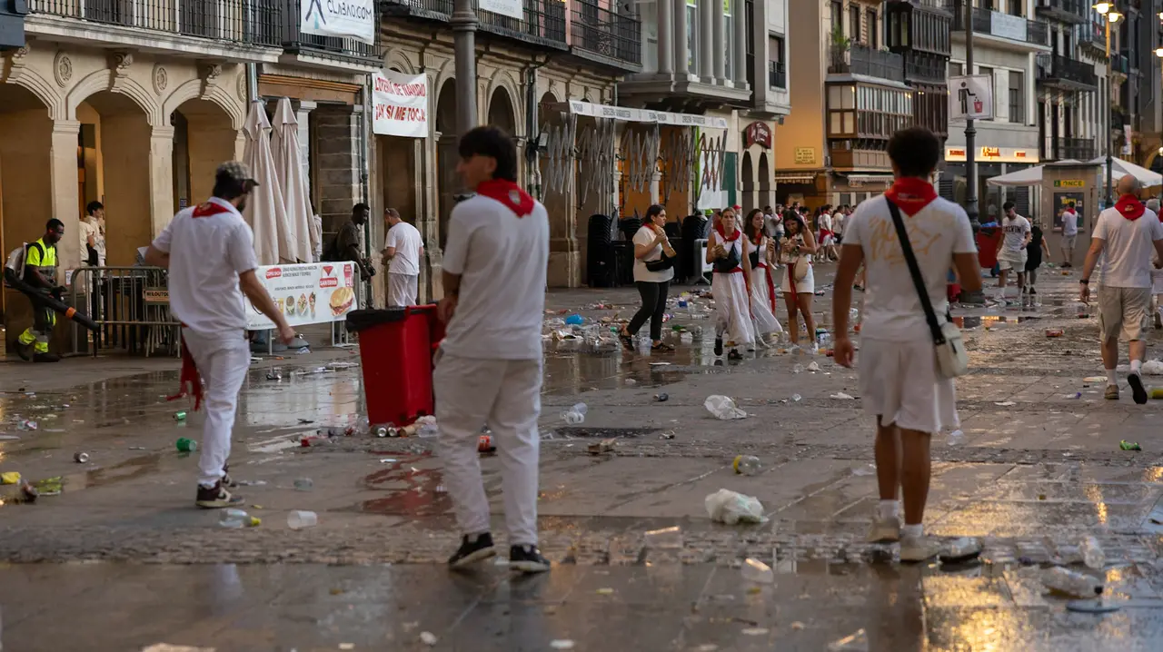 Suciedad en las calles tras el fin de semana de San Fermín..Maite H. Mateo..-1