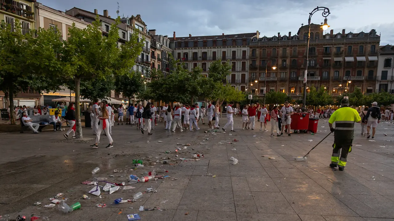 Suciedad en las calles tras el fin de semana de San Fermín..Maite H. Mateo..-2