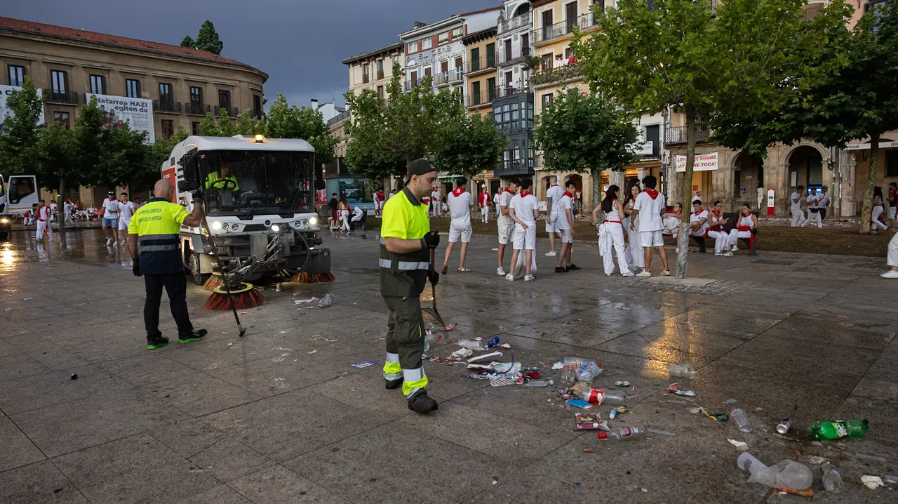 Suciedad en las calles tras el fin de semana de San Fermín..Maite H. Mateo..-3