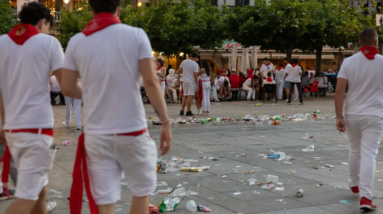 Suciedad en las calles tras el fin de semana de San Fermín..Maite H. Mateo..-4