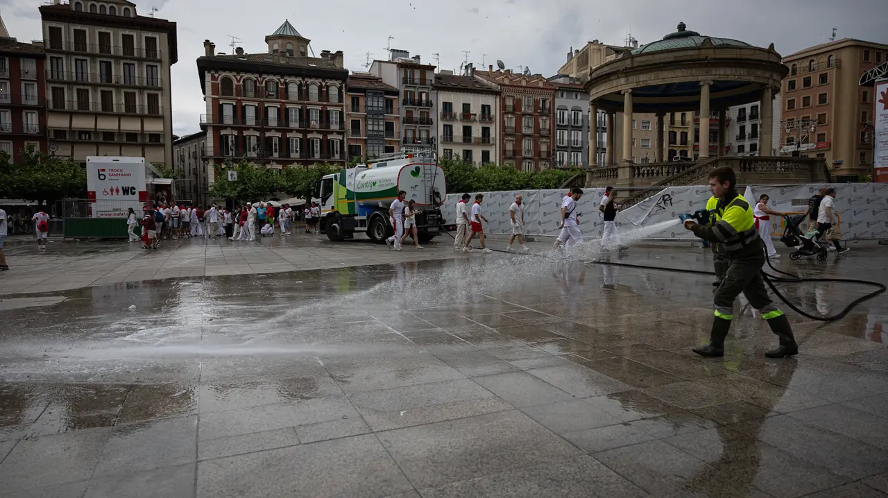 Suciedad en las calles tras el fin de semana de San Fermín..Maite H. Mateo..-5