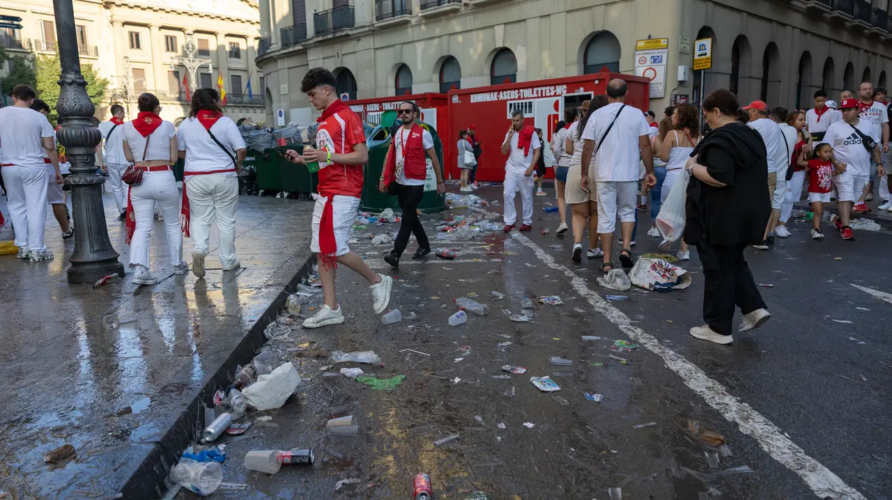 Suciedad en las calles tras el fin de semana de San Fermín..Maite H. Mateo..-6