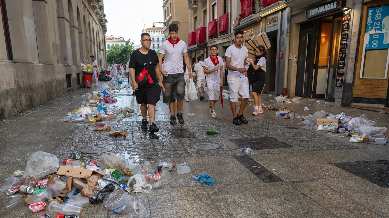Suciedad en las calles tras el fin de semana de San Fermín..Maite H. Mateo..-7