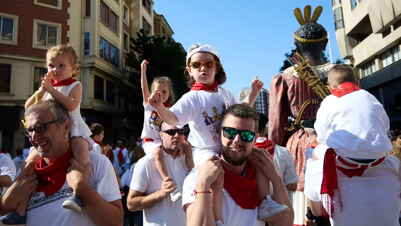 Visita de la Comparsa de Gigantes y Cabezudos a la Casa de la Misericordia de Pamplona durante las fiestas de San Fermín 2025. IÑIGO ALZUGARAY