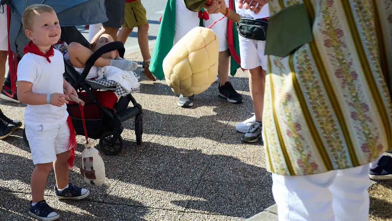 Visita de la Comparsa de Gigantes y Cabezudos a la Casa de la Misericordia de Pamplona durante las fiestas de San Fermín 2025. IÑIGO ALZUGARAY