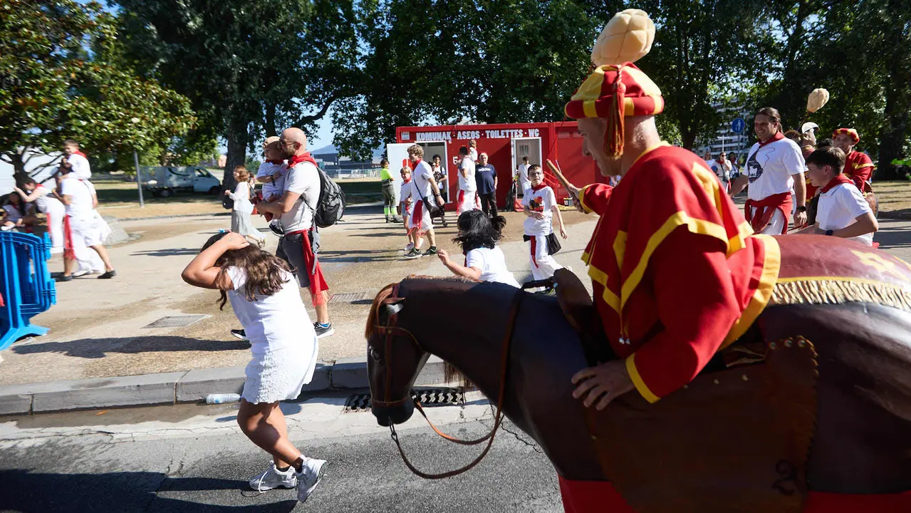 Visita de la Comparsa de Gigantes y Cabezudos a la Casa de la Misericordia de Pamplona durante las fiestas de San Fermín 2025. IÑIGO ALZUGARAY