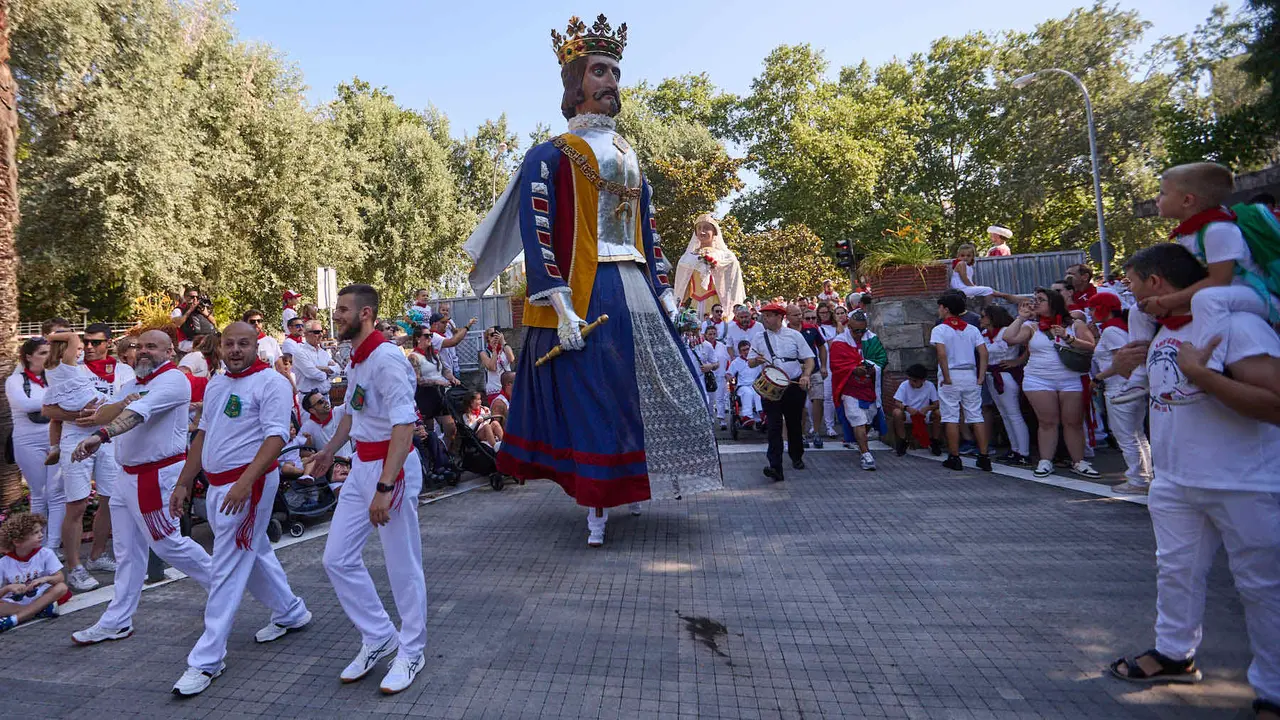 Visita de la Comparsa de Gigantes y Cabezudos a la Casa de la Misericordia de Pamplona durante las fiestas de San Fermín 2025. IÑIGO ALZUGARAY