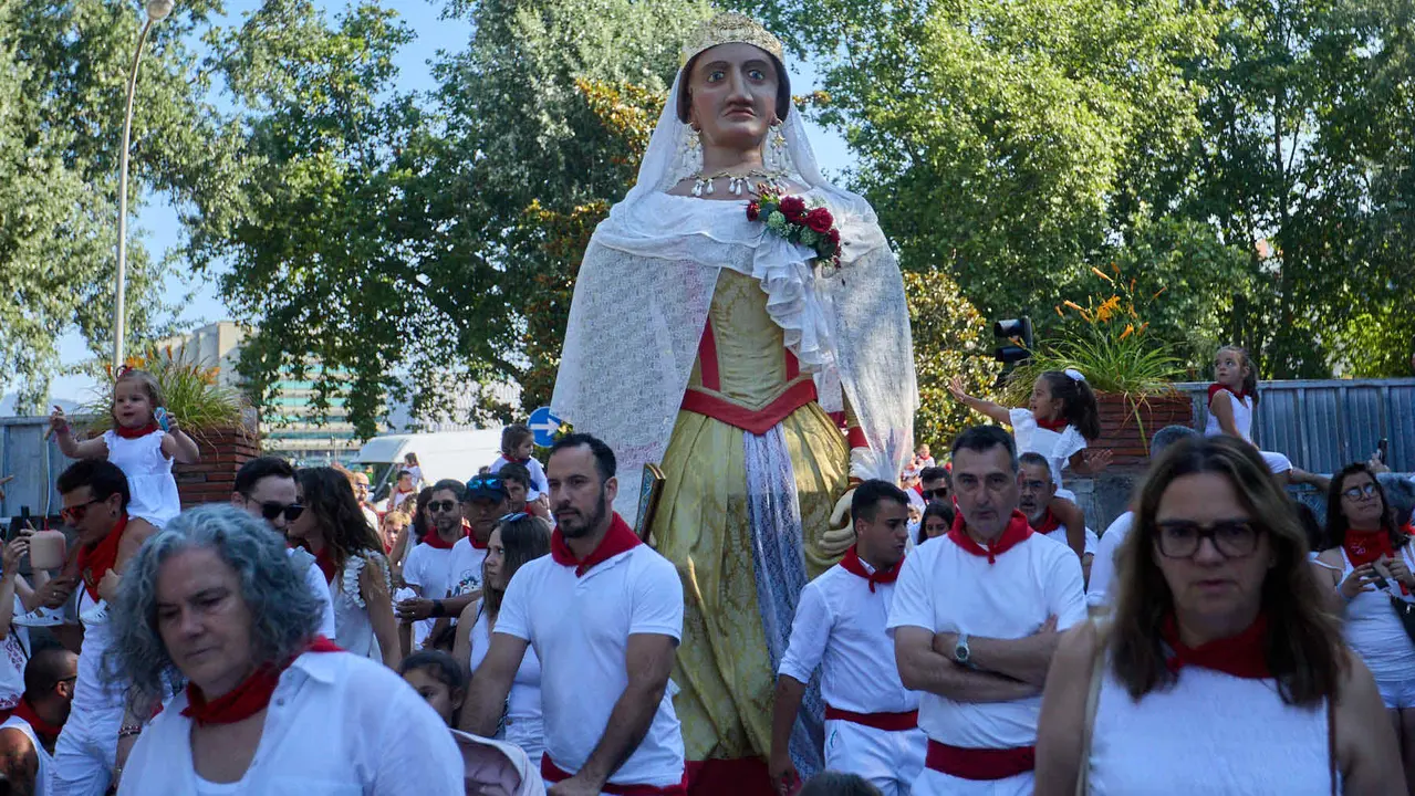 Visita de la Comparsa de Gigantes y Cabezudos a la Casa de la Misericordia de Pamplona durante las fiestas de San Fermín 2025. IÑIGO ALZUGARAY