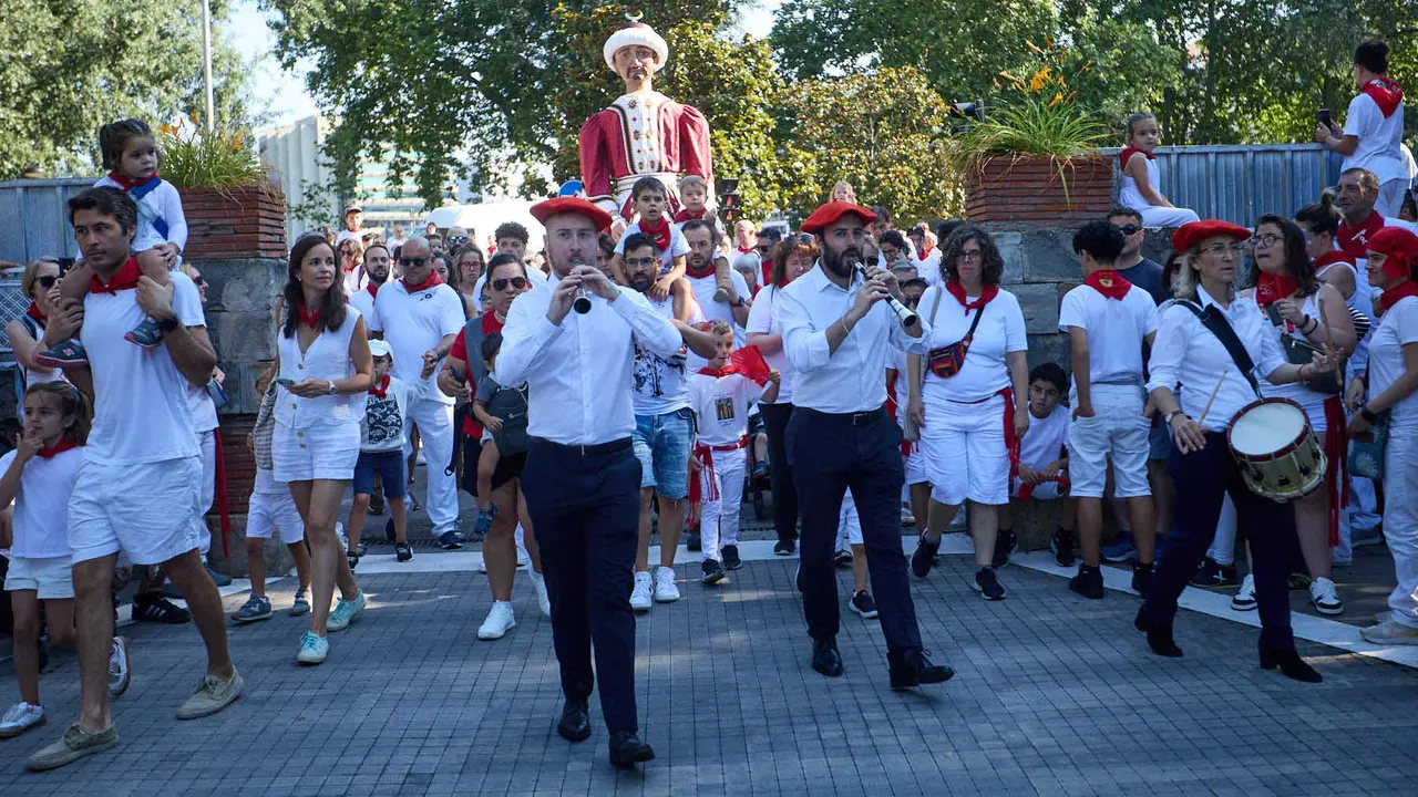 Visita de la Comparsa de Gigantes y Cabezudos a la Casa de la Misericordia de Pamplona durante las fiestas de San Fermín 2025. IÑIGO ALZUGARAY