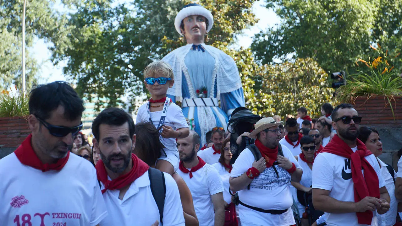 Visita de la Comparsa de Gigantes y Cabezudos a la Casa de la Misericordia de Pamplona durante las fiestas de San Fermín 2025. IÑIGO ALZUGARAY